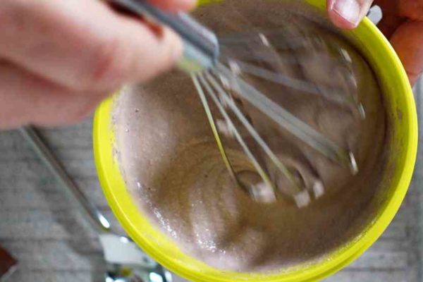 ESN Protein Pudding Schokolade einrühren